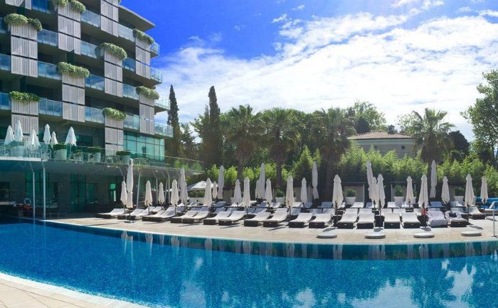 Kempinski Palace Portorož / Aussenpool Anlage &copy; Alexandra Eisler