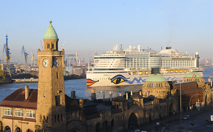 Die "AIDAprima" bei den Landungsbrücken in Hamburg. &copy; AIDA Cruises