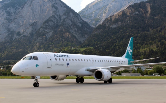 Embraer 195 der Air Dolomiti am Flughafen Innsbruck. &copy; Nicole Kehle