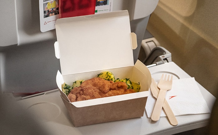 An Bord werden auf längeren Flügen unter anderem Schnitzel angeboten. &copy; Austrian Airlines