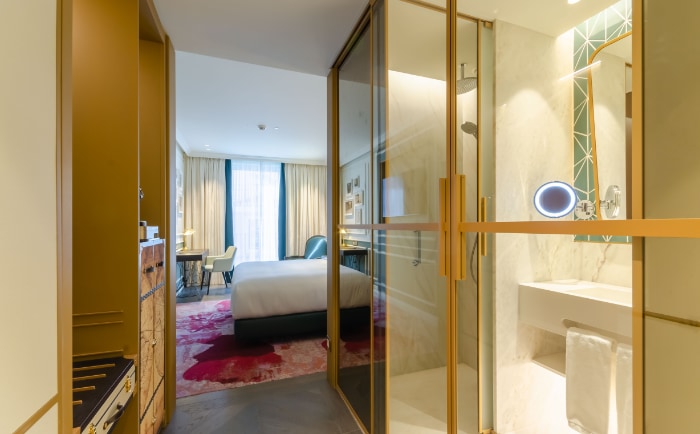 Das Hotel bietet verschiedene Zimmerkategorien - hier ein "King Deluxe"-Zimmer. &copy; 2022 Hilton