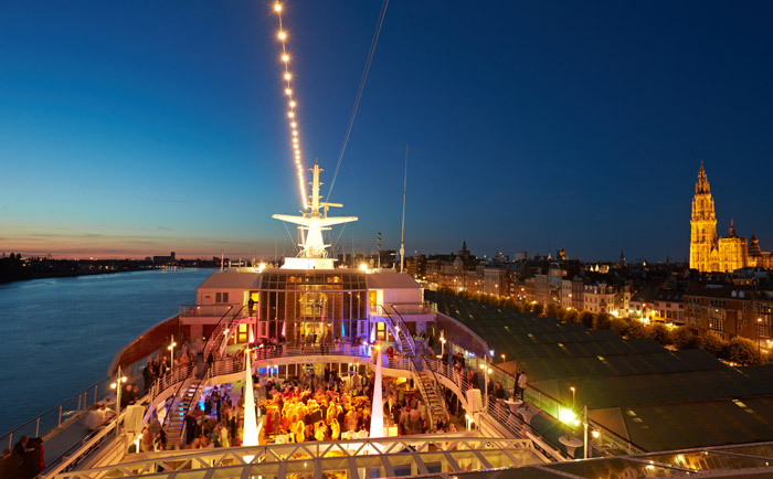 Das stilvolle Ambiente am Lido Deck. &copy; Hapag-Lloyd Kreuzfahrten