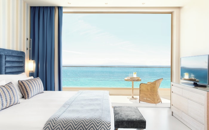 Ein Superior Double Room mit Meerblick im "Ikos Oceania" auf der Chalkidiki. © Ikos Resorts Ein Superior Double Room mit Meerblick im "Ikos Oceania" auf der Chalkidiki. © Ikos Resorts