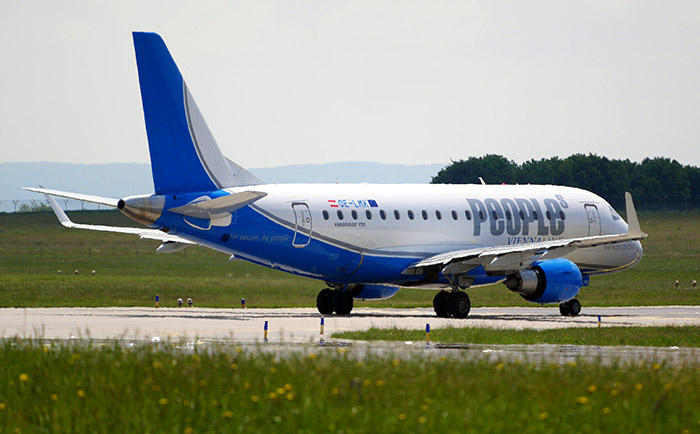 Ein Embraer-Jet von People's. &copy; Martin Metzenbauer