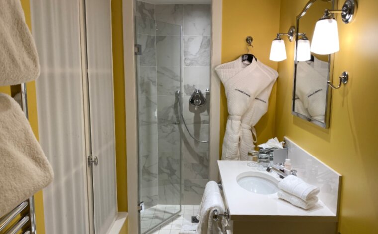 Das charmante Bad mit Amenities von Clarins. &copy; ReiseInsider