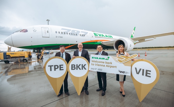 Scott Lin (Marketing & Sales EVA Air Österreich & CEE), Julian Jäger (Vorstand der Flughafen Wien AG), Edward Ho (General Manager EVA Air Österreich & CEE) und Belina Neumann (Leitung Aviation Development der Flughafen Wien AG, v.l.n.r.) © Flughafen Wien AG Scott Lin (Marketing & Sales EVA Air Österreich & CEE), Julian Jäger (Vorstand der Flughafen Wien AG), Edward Ho (General Manager EVA Air Österreich & CEE) und Belina Neumann (Leitung Aviation Development der Flughafen Wien AG, v.l.n.r.) © Flughafen Wien AG