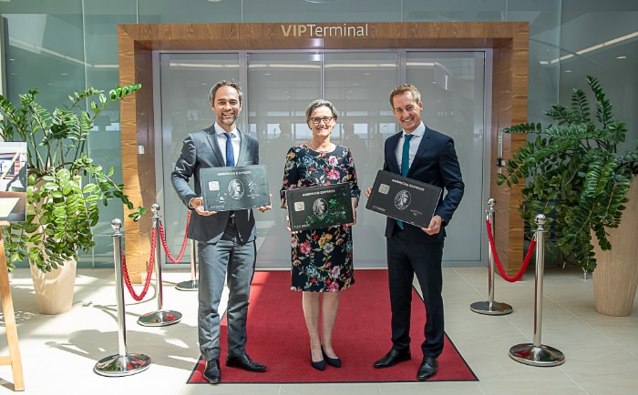 Michael Zach (Geschäftsführer Vienna Aircraft Handling GmbH), Anita Pruckner (Country Manager American Express Österreich) und Christoph Schmidt (Geschäftsführer Vienna Aircraft Handling GmbH, v.l.n.r.) &copy; Flughafen Wien AG