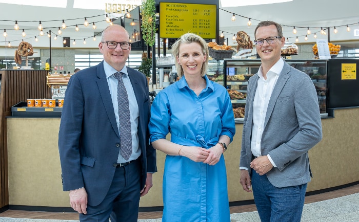 Julian Jäger, Vorstand Flughafen Wien AG; Ursula Fürnhammer, CEO Lagardère Travel Retail Austria; Harald Mayer, Geschäftsführer Ottakringer Brauerei (v.l.n.r.). &copy; Flughafen Wien