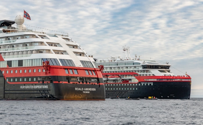 Zwei Expeditionsschiffe von HX - Hurtigruten Expeditions. &copy; Hurtigruten Group AS
