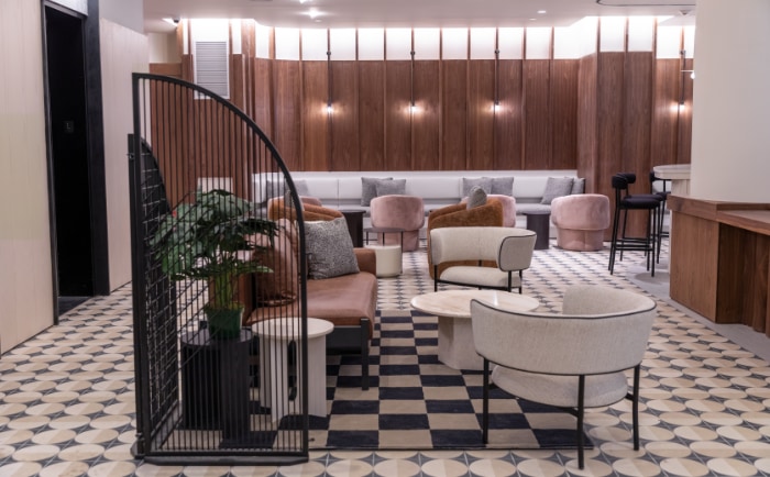 Die Lobby mit einer modernen Interpretation des Stils der 1920er Jahre. &copy; Hilton / Sarah Daneke