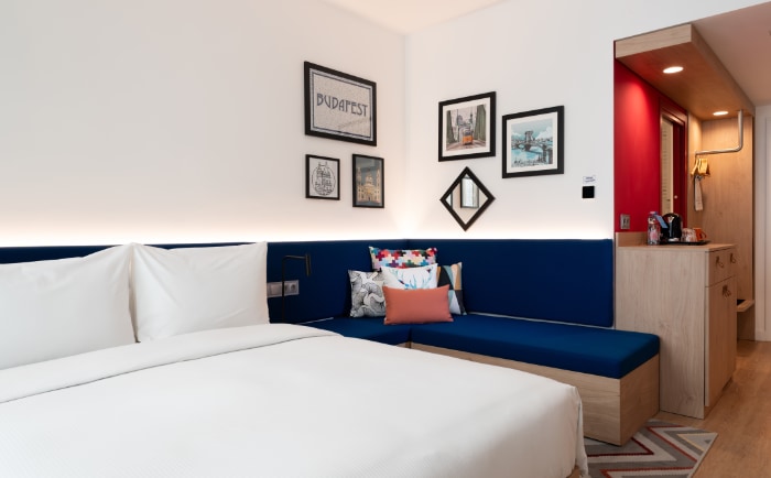 Zimmer der Kategorie Queen Room with Sofa Bed. &copy; 2023 Hilton