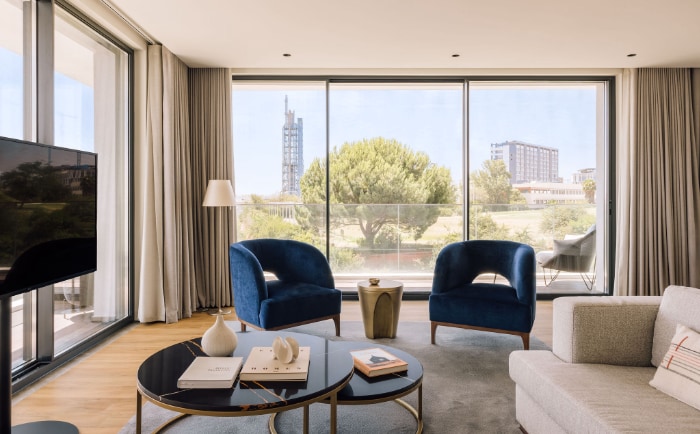 Coole eingerichtet aber doch gemütlich: Eines der Apartments im neuen Hotel. © Martinhal Hotels & Resorts Coole eingerichtet aber doch gemütlich: Eines der Apartments im neuen Hotel. © Martinhal Hotels & Resorts