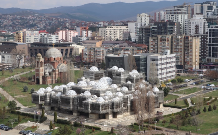 Die architektonisch umstrittene Nationalbibliothek in Pristina. &copy; Martin Dichler