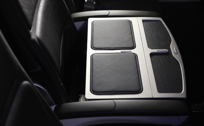 Das praktische Ablagetischchen am Mittelsitz in der Business Class. &copy; British Airways