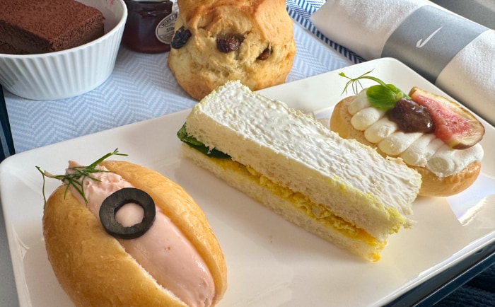 Nachmittagssnack in der British Airways Business Class. &copy; ReiseInsider