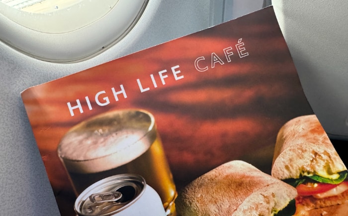 Das High Life Café bietet kostenpflichtige Speisen und Getränke in der Economy Class. &copy; ReiseInsider