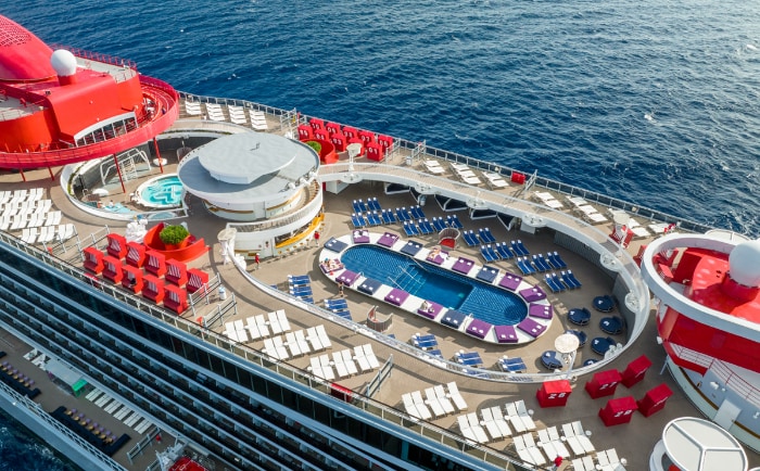 Pool auf der Scarlet Lady. &copy; Virgin Voyages