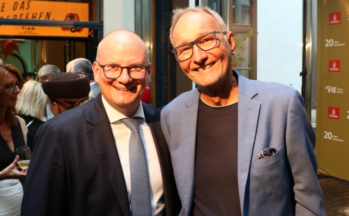 Der langjährige Chef von Emirates Österreich Martin Gross (rechts) mit Flughafendirektor Julian Jäger. &copy; Martin Dichler