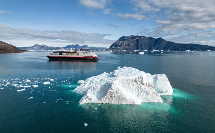 Schiff der Hurtigruten vor Grönland. &copy; Hurtigruten Group