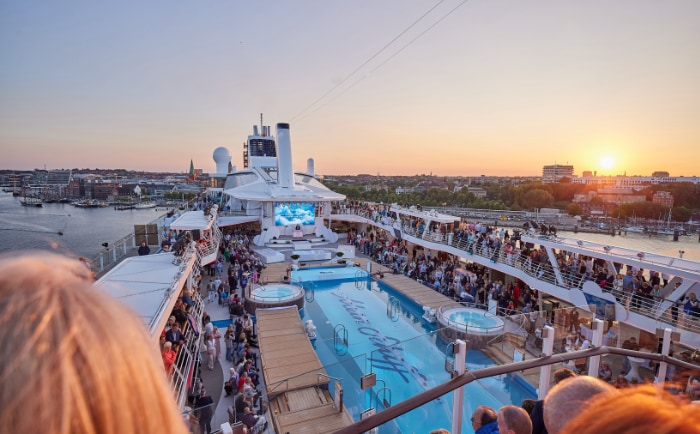 Sunset-Stimmung bei der Tauffeier auf dem Pooldeck. &copy; TUI Cruises