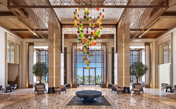 Lobby mit farbenfrohem Luster im Mandarin Oriental Muscat. &copy; Mandarin Oriental