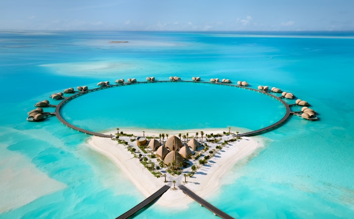 Die Overwater Villas werden durch einen kreisförmigen Zugangsweg erreicht. &copy; The Ritz-Carlton Hotel Company