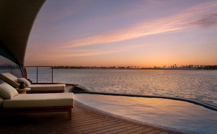 Sonnenuntergang von einer Overwater Villa. &copy; The Ritz-Carlton Hotel Company