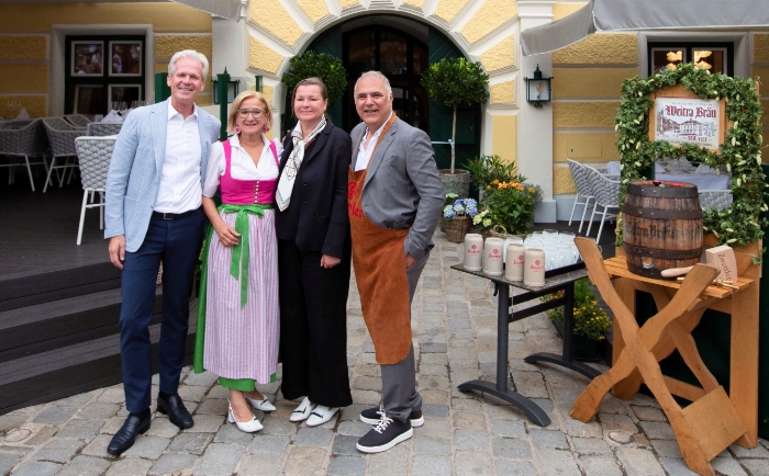 Bei der Eröffnung freuten sich Karl Schwarz von der Brauerei Zwettl, Landeshauptfrau Johanna Mikl-Leitner und das Gastgeber-Paar Helga Hollensteiner und Faraz Nourani (v.l.n.r.). &copy; Sabine Biedermann