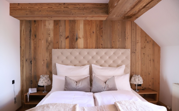 Renoviertes "Wolkenzimmer" mit viel Holz. &copy; Brauhotel Weitra / F. Nourani