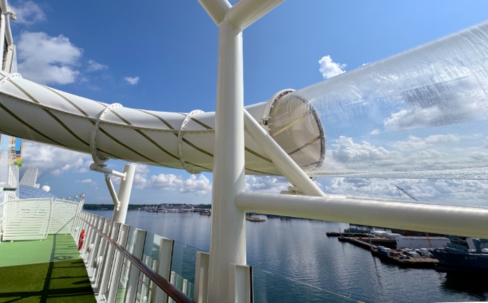 Wasserrutsche auf einem modernen Schiff. &copy; ReiseInsider