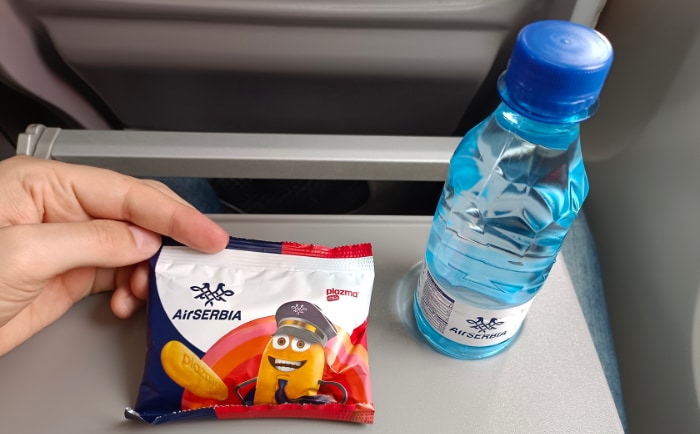 Wasser und Kekse in der Economy Class. &copy; Martin Dichler