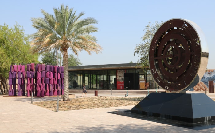 Zentraler Treffpunkt des Museumdorfes ist das moderne Visitor Center. &copy; Martin Dichler