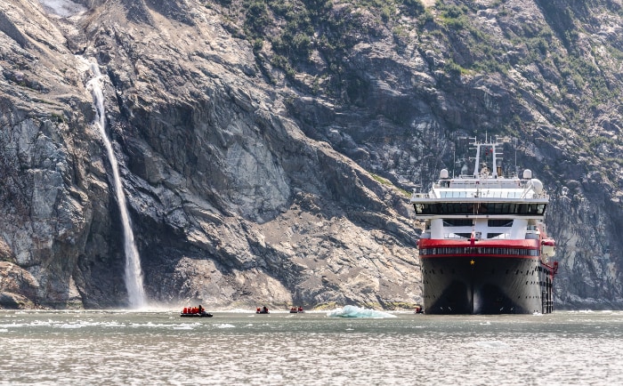 Ein Hurtigruten-Schiff in Alaska. &copy; Oscar Ferrera