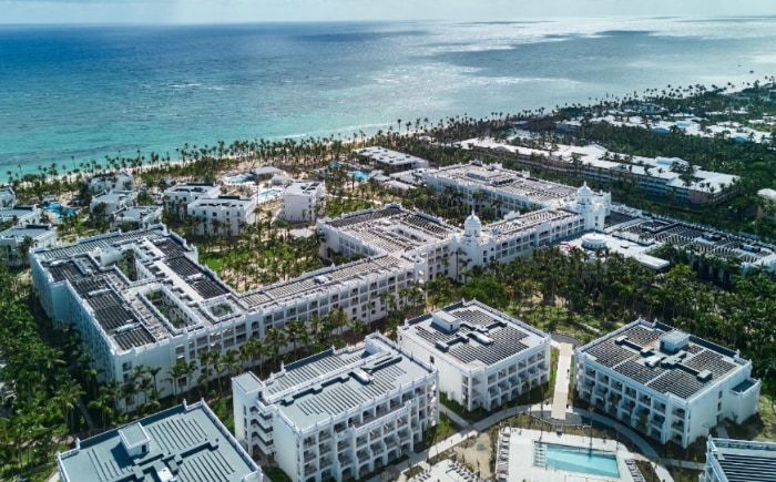 Das Riu Palace Bavaro wurde am Areal des ehemaligen Riu Naiboa (im Vordergrund) erweitert. &copy; Riu Hotels & Resorts