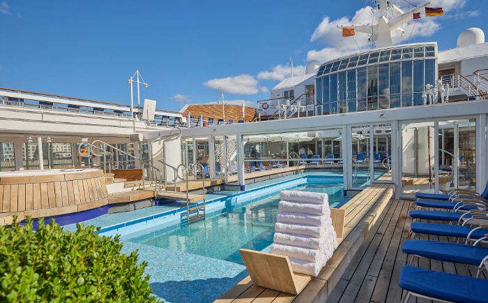 Auch das Pooldeck erhielt ein Fresh-Up. &copy; Hapag-Lloyd Cruises/Wyrwa