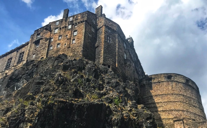 Edinburgh mit seinem berühmten Schloss ist eine besuchenswerte Destination. &copy; ReiseInsider