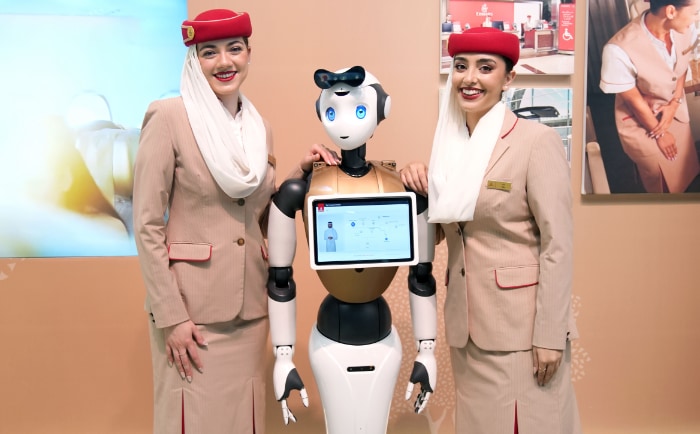 Der Gebärdensprachen-Roboter soll künftig tauben Passagieren helfen. &copy; Emirates