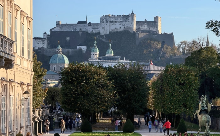 Einen sprichwörtlichen Steinwurf entfernt befindet sich das Schloss Mirabell samt Garten. &copy; ReiseInsider