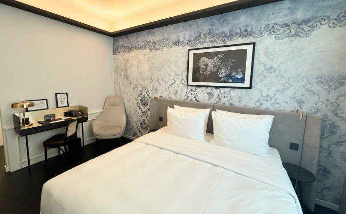 Schwarz und Grau sind die dominierenden Farben im Zimmer. &copy; ReiseInsider