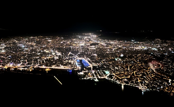 Marseille bei Nacht aus dem Flugzeug - gut erkennbar ist der blaue Vieux Port. &copy; ReiseInsider