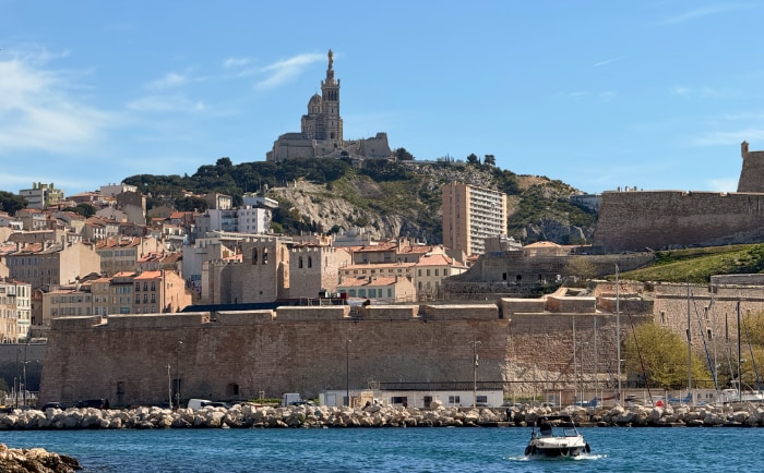 Hoch über der Stadt thront die Basilika Notre Dame de la Garde. &copy; ReiseInsider