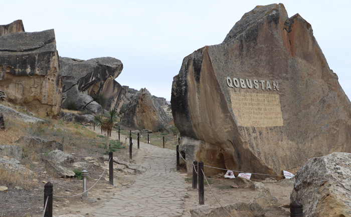 Der Nationalpark Gobustan zählt seit 2007 zum UNESCO-Weltkulturerbe. &copy; Martin Dichler