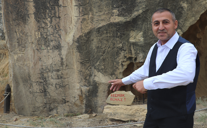 Tourguide Anar gerät bei den Felsenzeichnungen von Gobustan ins Schwärmen. &copy; Martin Dichler