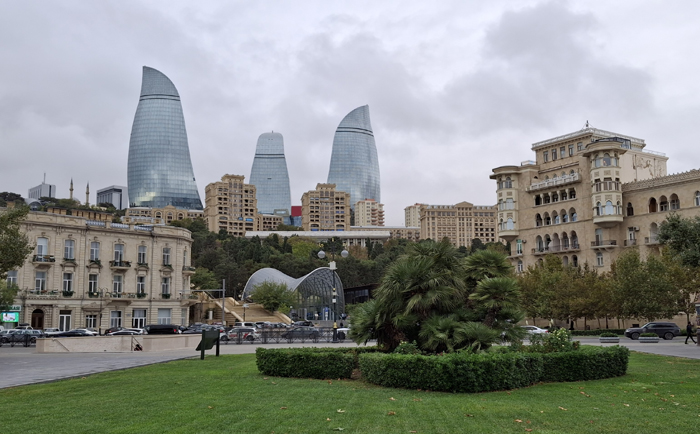 Verschiedene Baustile in Baku nebeneinander. &copy; Martin Dichler