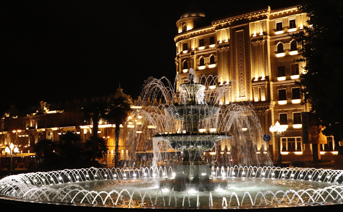 Wenn es Nacht wird in Baku ... erstrahlt die Stadt. &copy; Martin Dichler