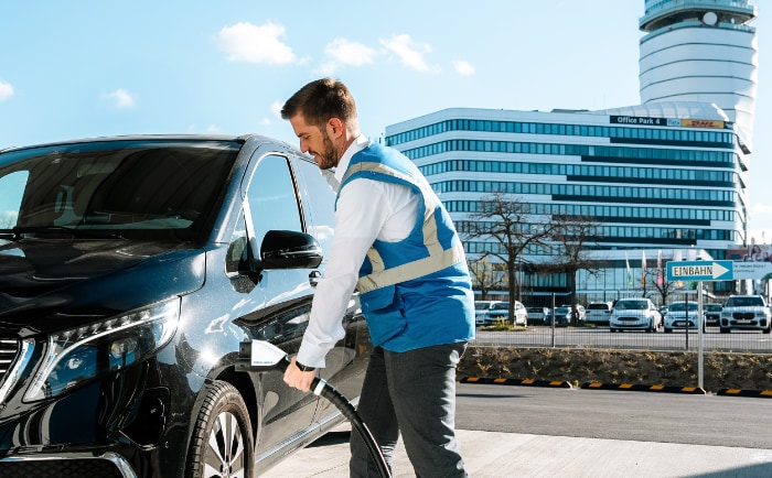 Mit dem neuen Valet-Service können Passagiere ihr E-Auto direkt vor dem Abflugterminal übergeben und bei Ankunft voll geladen entgegennehmen. &copy; Flughafen Wien