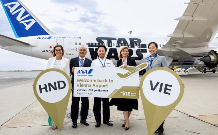 Maria Petalidou, Head of Joint Venture EMEA und Area Manager Österreich ANA (ganz links), Katsuhiro Suzuki, General Manager Österreich ANA, Belina Neumann, Leitung Aviation Development Flughafen Wien zusammen mit ANA-Crew. &copy; Flughafen Wien