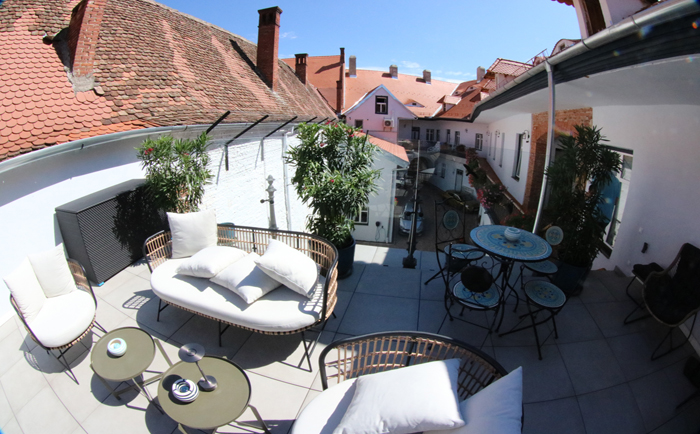 Dachterrasse des Hotels Magister Seven in Sibiu. &copy; Martin Dichler