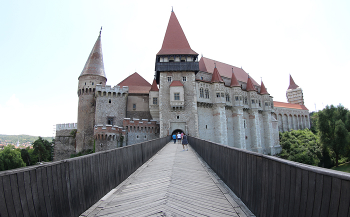 Zugang zur Burg Corvin. &copy; Martin Dichler