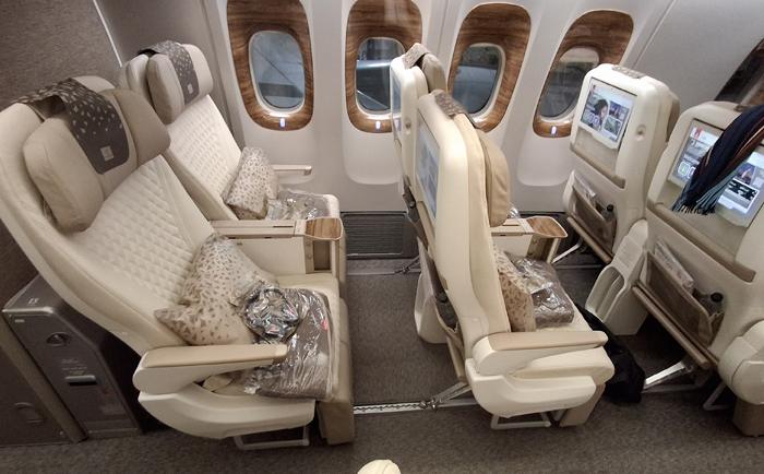 Komfortables Produkt: Premium Economy Class von Emirates. &copy; Martin Dichler